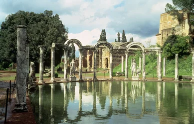 Extrémité courbée du canal de Canopus depuis le sud, 124 après J.-C.